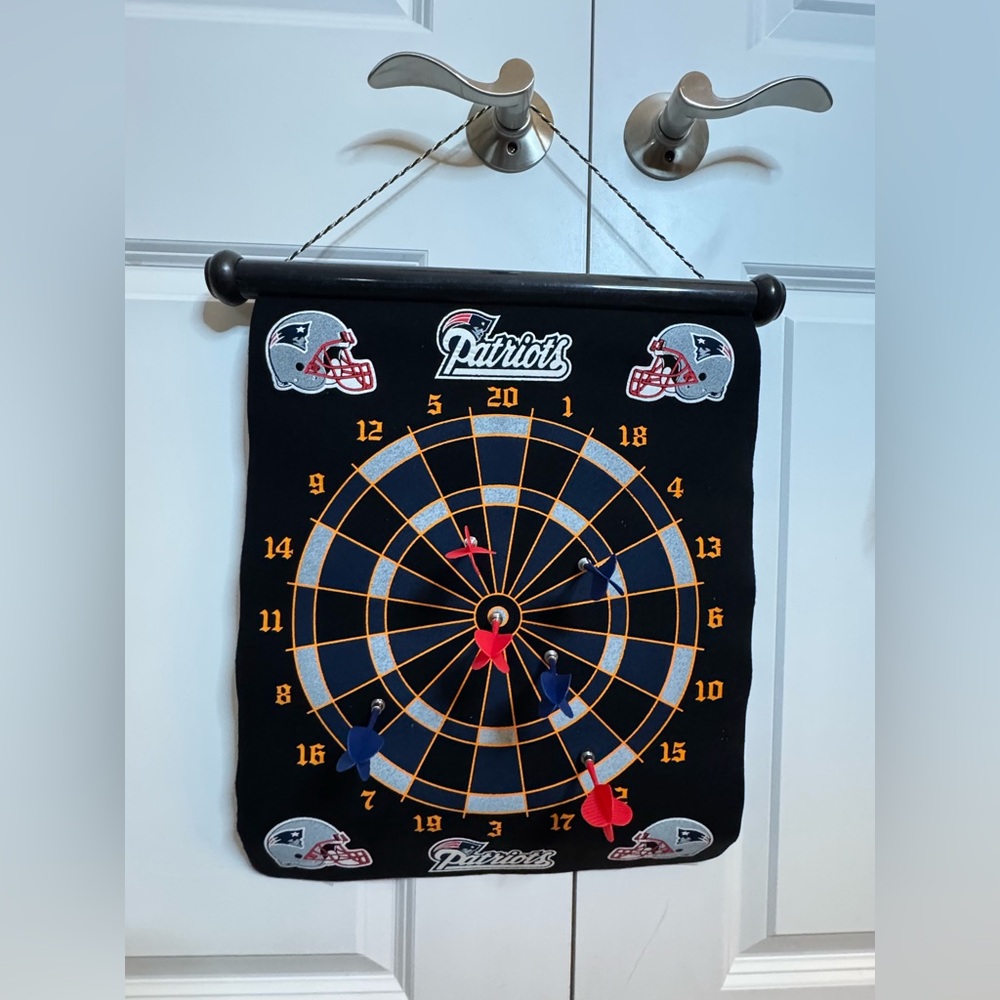 New England Patriots Magnetic Dart Board w Darts NFL Fan Cave‎